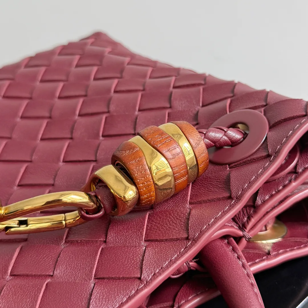 The new Andiamo batch of 3060 BV is shipped‼ ️The classic intercciato weaving process is used to create a soft bag, the metal knot is made of micro-cast aluminum using jewelry technology🪢, and the decorative beads are made of metal and hand-polished oak, allowing you to jump repeatedly between elegance and fun💃, making it unpredictable. Classic and versatile, it shows off your temperament, and the bag has a large capacity, making it very convenient for daily commuting! It has a variety of carrying methods, the shoulder straps can be adjusted by yourself, the original lambskin feels soft and delicate, and the unisex style breaks gender boundaries and brings a more practical and long-lasting use experience. The Andiamo, which has both elegant and casual styles, perfectly interprets the "fashionable old money style". Style number: 743568+wood hardware Color: Barro Red Size: 25*22*10.5cm